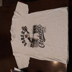 Roberto Clemente T-Shirt, Size Medium